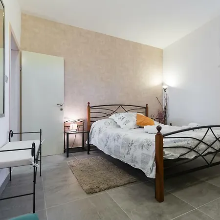 Karla & Marija Daire *